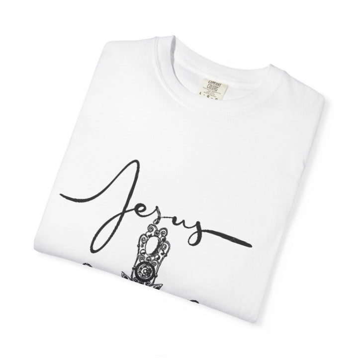 Jesus Cross Graphic T-Shirt | Vintage Style Tee, Religious Apparel, Faith-Based Fashion, Gift for Believers, Christian Heritage