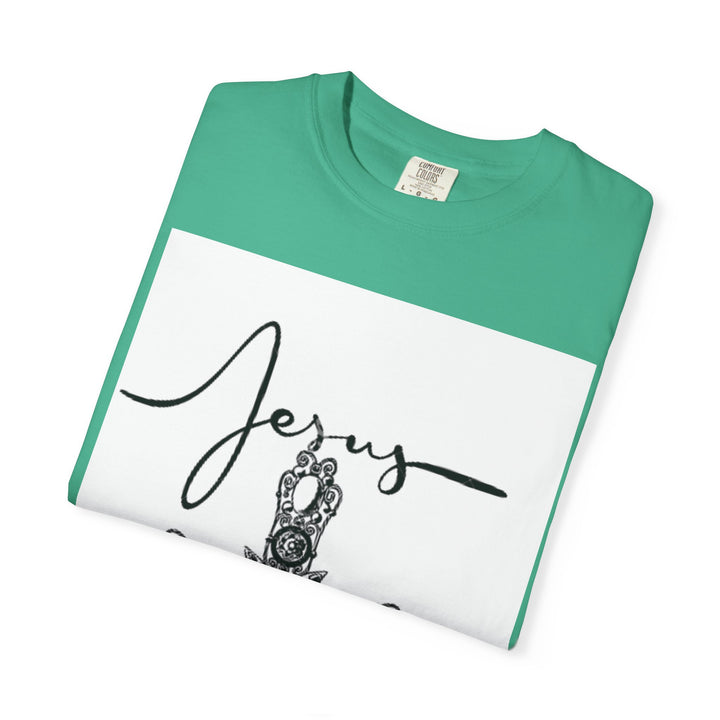 Jesus Cross Graphic T-Shirt | Vintage Style Tee, Religious Apparel, Faith-Based Fashion, Gift for Believers, Christian Heritage