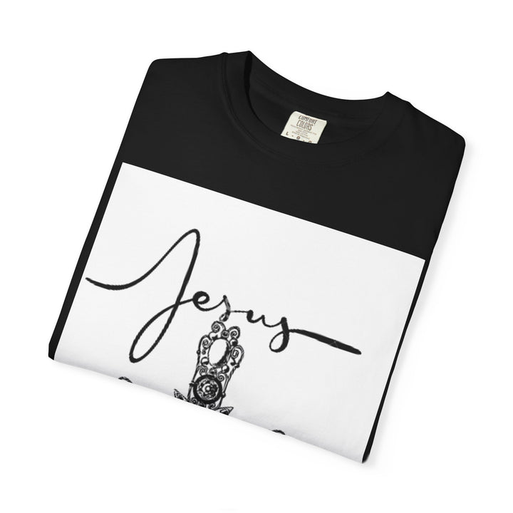 Jesus Cross Graphic T-Shirt | Vintage Style Tee, Religious Apparel, Faith-Based Fashion, Gift for Believers, Christian Heritage
